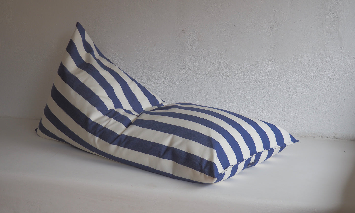 BEANBAG PUFF WIGHT EXTERIOR